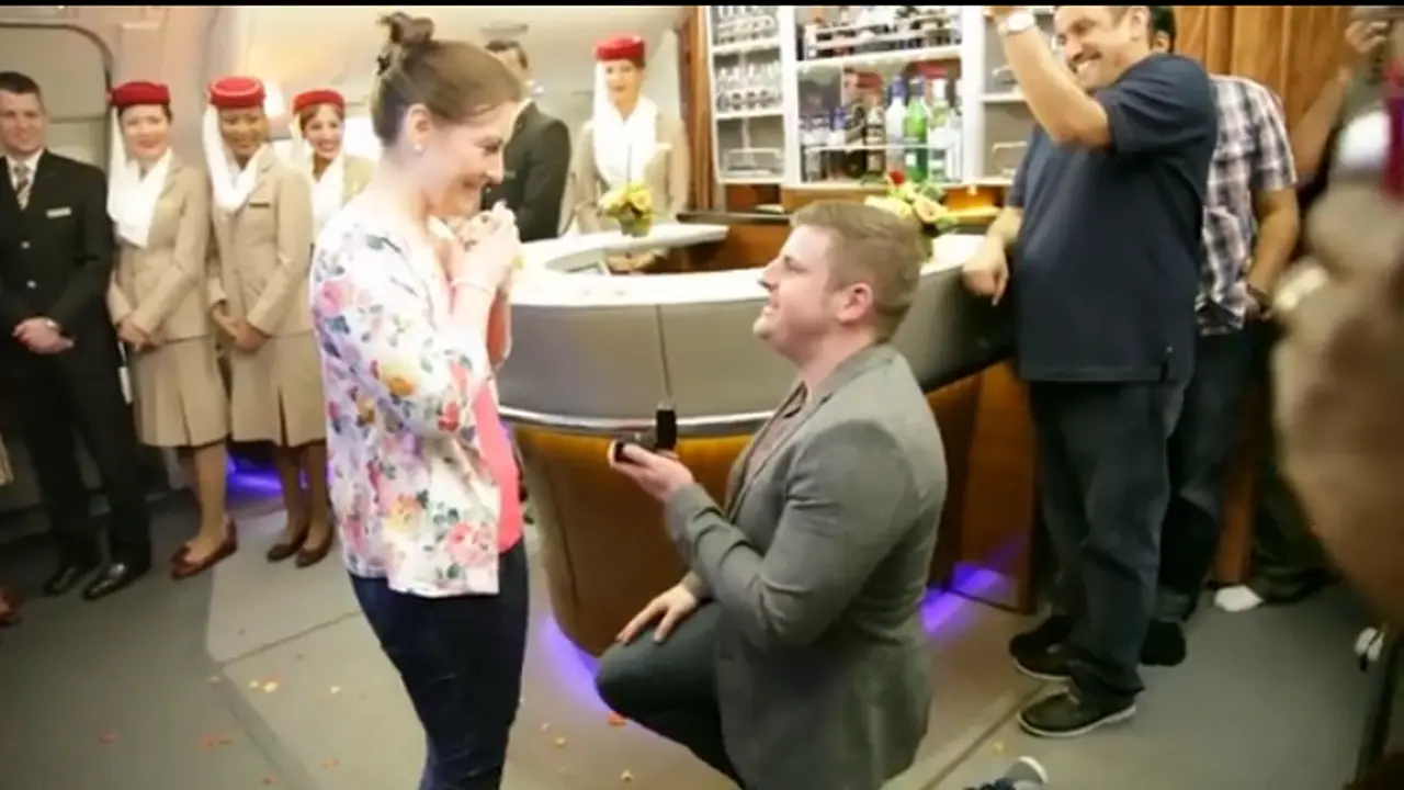 Stuart Mackinnon melamar Victoria Loudon dalam perjalanan pesawat maskapai pelat merah Uni Emirat Arab, Emirates. (Youtube)