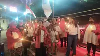 Puluhan emak-emak warga Surabaya, Jawa Timur menggelar aksi renungan malam dan tabur bunga di Jembatan Merah untuk sambut Hari Pahlawan 2020. (Foto: Liputan6.com/Dian Kurniawan)