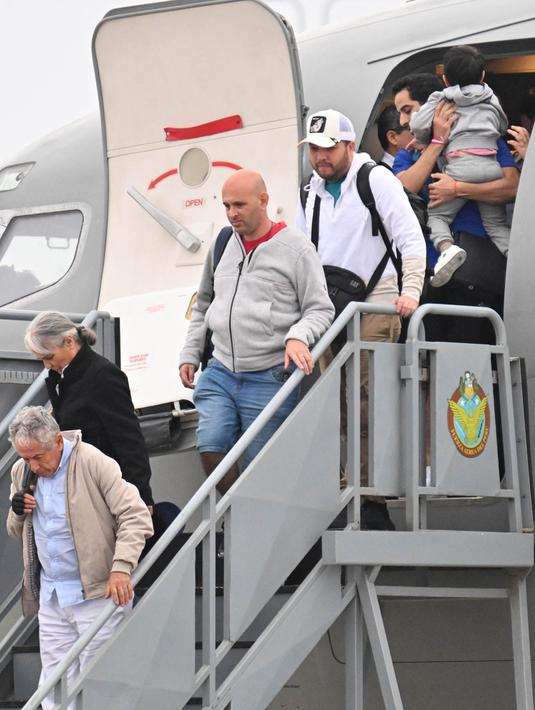 Menggunakan pesawat kepresidenan Boeing 737, warga negara Peru tiba di pangkalan Angkatan Udara di Callao, pada 15 Oktober 2023. (Cris BOURONCLE/AFP)