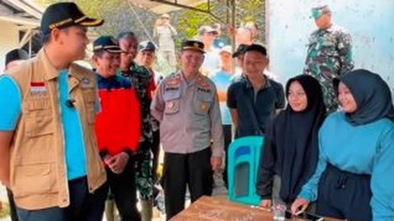 Saat kembali berjalan, Dico kemudian menyapa tiga remaja perempuan yang ditemuinya.