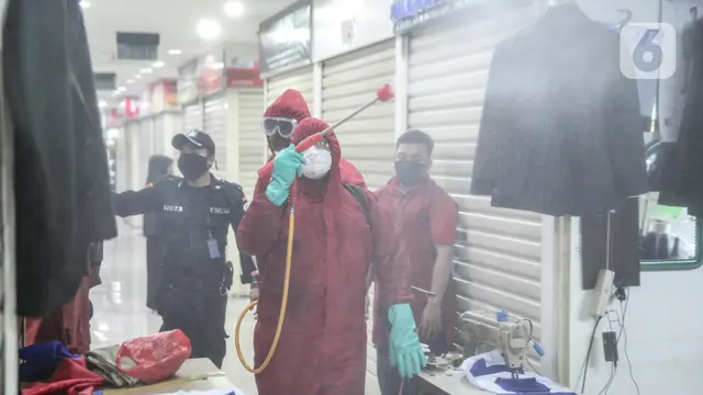 Penyemprotan Disinfektan di Pasar Senen