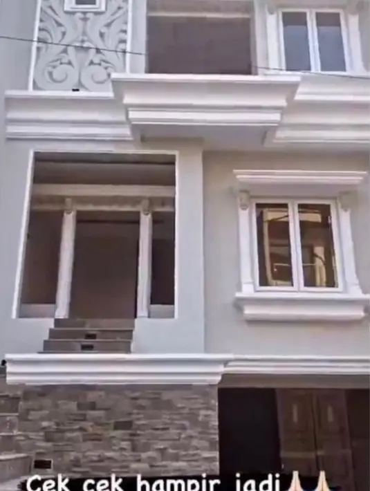 Dengan kesuksesannya, ia pun tengah menyiapkan hunian baru yang akan ia tinggali bersama keluarga. (Instagram @ikatancintarcti_officiall/brilio)