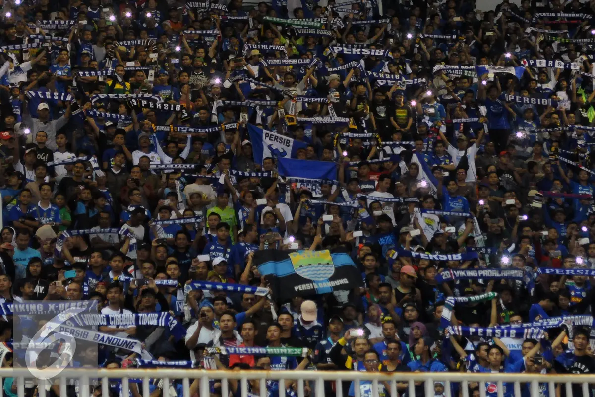 Pendukung Persib Bandung berencana melakukan koreografi untuk laga melawan Persija Jakarta di Stadion Bandung Gelora Lautan Api, Sabtu (22/7/2017). 