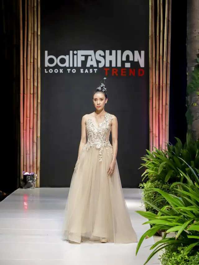 Parade Gaun Malam di Bali Fashion Trend 2019