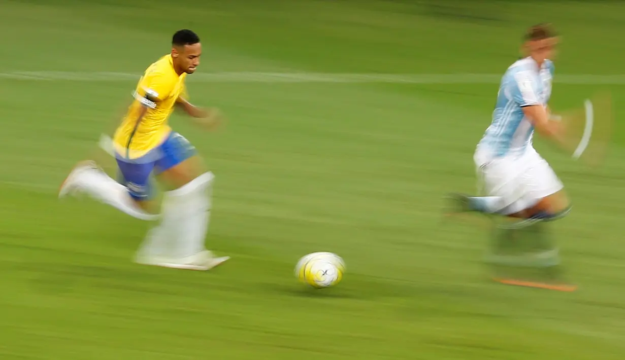 Aksi penyerang Brasil, Neymar membawa bola saat pertandingan Brasil kontra Argentina dalam Kualifikasi Piala Dunia 2018, di stadion Mineirao, Belo Horizonte, Brasil (10/11). Brasil berhasil menang 3-0 atas Argentina. (Reuters/Ricardo Moraes)