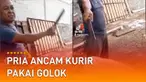 Pria itu mengeluh ke kurir sambil menenteng golok, membuat kurir takut.