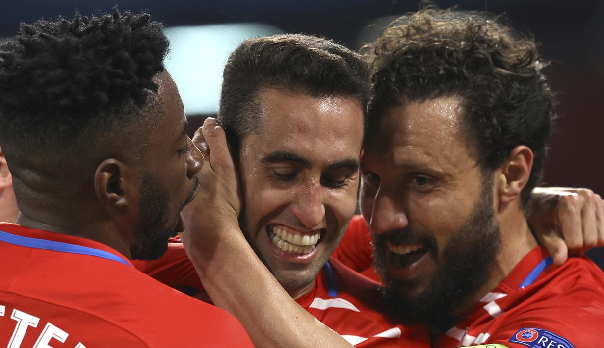 Gelandang Granada, Angel Montoro (tengah) merayakan gol penyeimbang 1-1 yang dicetaknya ke gawang Napoli dalam laga leg kedua babak 32 Besar Liga Europa 2020/21 di Diego Armando Maradona Stadium, Kamis (25/2/2021). Granada kalah 1-2 dari Napoli. (LaPresse via AP/Alessandro Garofalo)