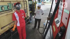 Petugas dengan sarung tangan, masker dan pelindung wajah melayani pembeli BBM di SPBU kawasan Cilendek, Bogor, Selasa (5/5/2020). Mencegah penularan Covid-19, sejumlah perusahaan memberikan pelindung diri kepada pegawai, terlebih yang berhubungan langsung dengan pelanggan. (merdeka.com/Arie Basuki)