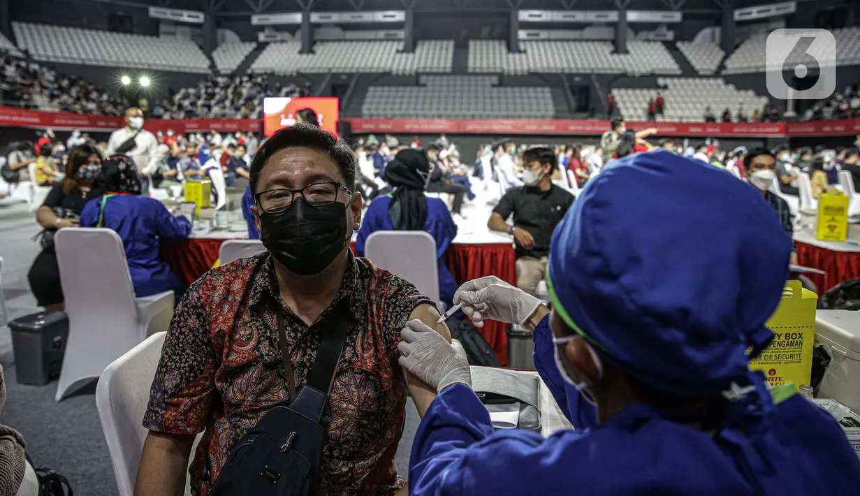 Petugas medis menyuntikkan vaksin COVID-19 kepada pelaku sektor jasa keuangan di Lapangan Tennis Indoor Senayan, Jakarta, Rabu (16/6/2021). Sebanyak 100 ribu dosis vaksin disediakan untuk pelaku sektor jasa keuangan. (Liputan6.com/Faizal Fanani)