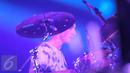 Drumer Grup band Clean Bandit, Luke Patterson tampil dalam konser yang bertajuk "Clean Bandit Live in Jakarta" di Jakarta, (8/12). Mereka membawakan dua belas lagu diantaranya Real Love, Stronger dan Rather Be. (Liputan6.com/Faizal Fanani)