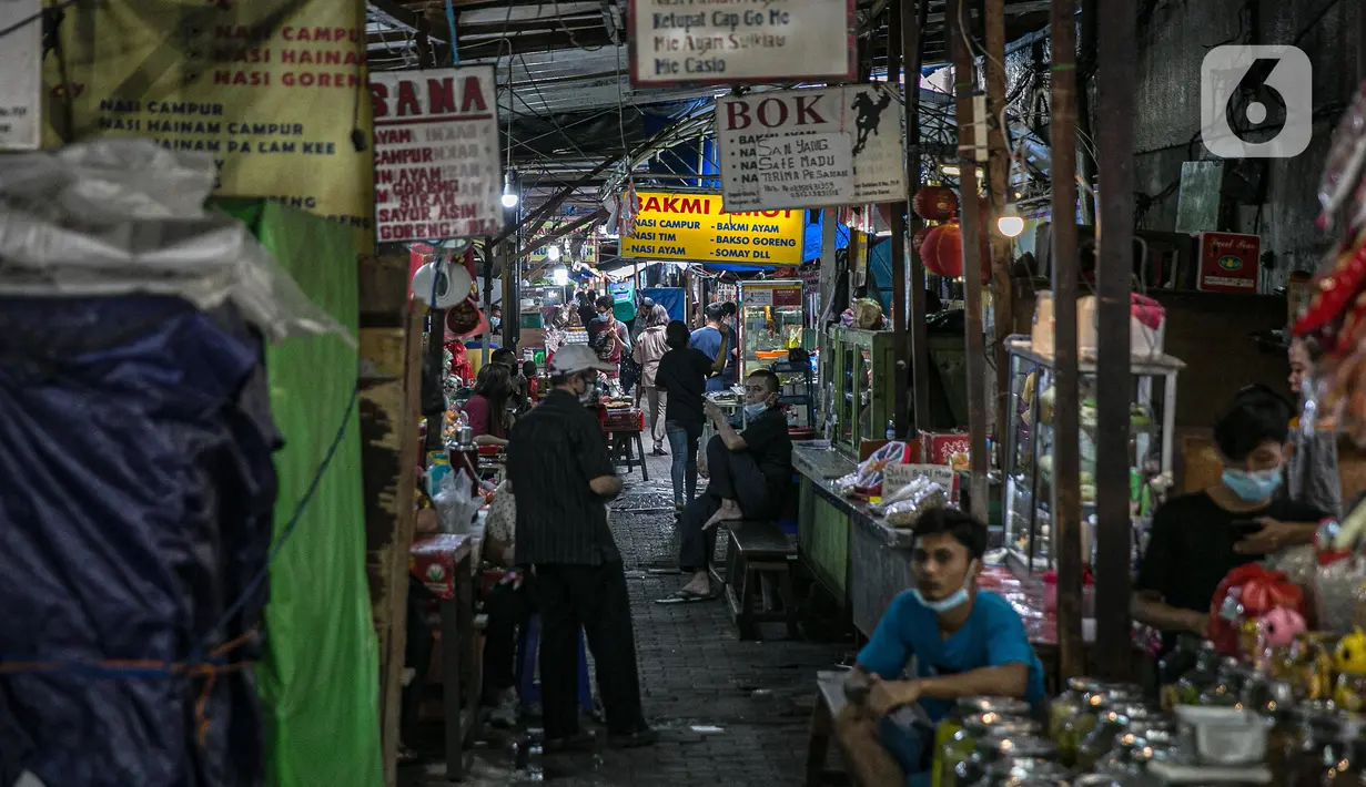 Suasana Gang Gloria, Pancoran, Glodok, Jakarta, Rabu (2/2/2021). Gang yang dipenuhi penjual kuliner khas pecinan yang sudah ada sejak tahun 1920-an ini semakin sepi pembeli karena adanya pandemi Covid-19. (Liputan6.com/Faizal Fanani)