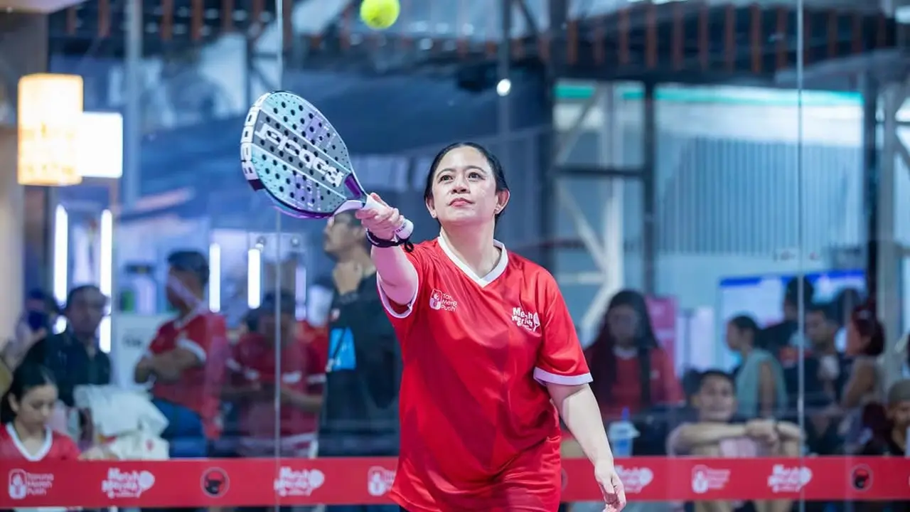 Gaya Sporty Puan Maharani Jajal Olahraga Padel yang Hits, Pakai Raket Rp3 Jutaan