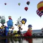 Aneka ragam bentuk balon udara dalam acara Festival Balon Internasional ke-XV di Metropolitan Park di Leon, negara bagian Guanajuato, Meksiko (20/11). Ribuan warga menyaksikan balon-balon udara yang diterbangkan pada pagi hari. (AFP/STR)