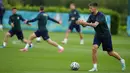 Bek Italia, Francesco Acerbi membawa bola saat mengikuti sesi latihan di tempat latihan Tottenham Hotspur di London, Sabtu (10/7/2021). Italia akan bertanding melawan Inggris pada final Euro 2020 di Stadion Wembley. (AP Photo/Frank Augstein)
