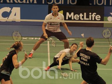 Ganda campuran Indonesia, Praveen Jordan/Debby Susanto, melawan pasangan Denmark, Mathias Christiansen/Sara Thygesen, di Indonesia Open 2017 di JCC, Selasa (13/6/2017). Pasangan Indonesia takluk  21-15, 19-21, 11-21. (Bola.com/M Iqbal Ichsan)