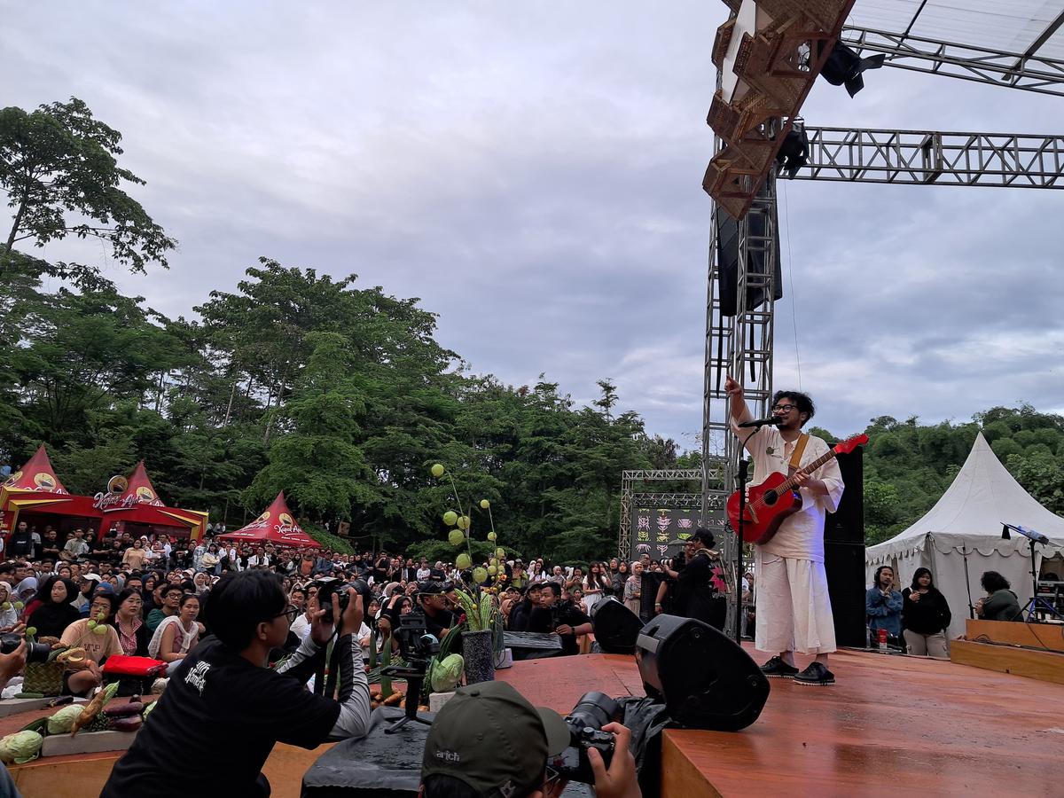 Penuhi Ekspektasi Penonton, Kunto Aji Tebar Energi Positif di Konser Urup 2024