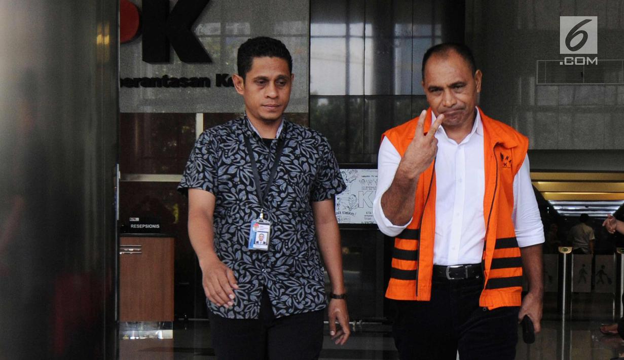 Bupati Ngada Marianus Sae mengacungkan salam dua jari usai menjalani pemeriksaan lanjutan di Gedung KPK Jakarta, Selasa(20/3). Marianus diperiksa terkait kasus dugaan suap proyek infrastruktur di Kabupaten Ngada, NTT. (Merdeka.com/Dwi Narwoko)