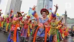 Sejumlah penari menampilkan tarian khas betawi saat pertunjukan kolosal budaya pada Hari Bebas Kendaraan Bermotor (HBKB) atau Car Free Day (CFD)di kawasan Bundaran Hotel Indonesia (HI), Jakarta, Minggu (6/7/2025). (Liputan6.com/Angga Yuniar)