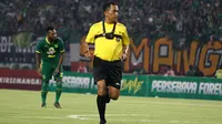 Action cam yang diikatkan ke bagian dada wasit saat laga uji coba Persebaya vs Persis di Stadion Gelora Bung Tomo, Surabaya (11/1/2020). (Bola.com/Aditya Wany)