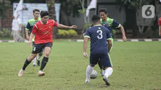 Pemain tim fraksi Gerinda berebut bola dengan pemain tim Gedung Taman DPR saat pertandingan dalam rangkaian HUT Gerindra ke-15 di Lapangan Sepak bola DPR RI, Jakarta, Selasa (31/1/2023). Sejumlah kegiatan dilaksanakan dalam rangkaian HUT Gerinda Ke-15 yang digelar sederhana dan tidak secara foya-foya. (Liputan6.com/Faizal Fanani)