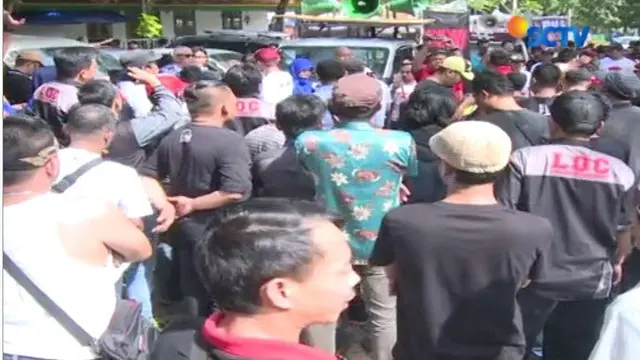 Dari parkir IRTI Monas, sebagian dari pengunjuk rasa akan menuju kantor Mahkamah Konstitusi untuk mendaftarkan uji materi.