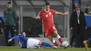 Gelandang Polandia, Arkadiusz Reca berusaha melewati gelandang Italia, Manuel Locatelli pada pertandingan UEFA Nations League di Stadion Mapei, di Reggio Emilia, Italia, Minggu (15/11/2020). Italia menang atas Polandia 2-0. (Fabio Ferrari/LaPresse via AP)
