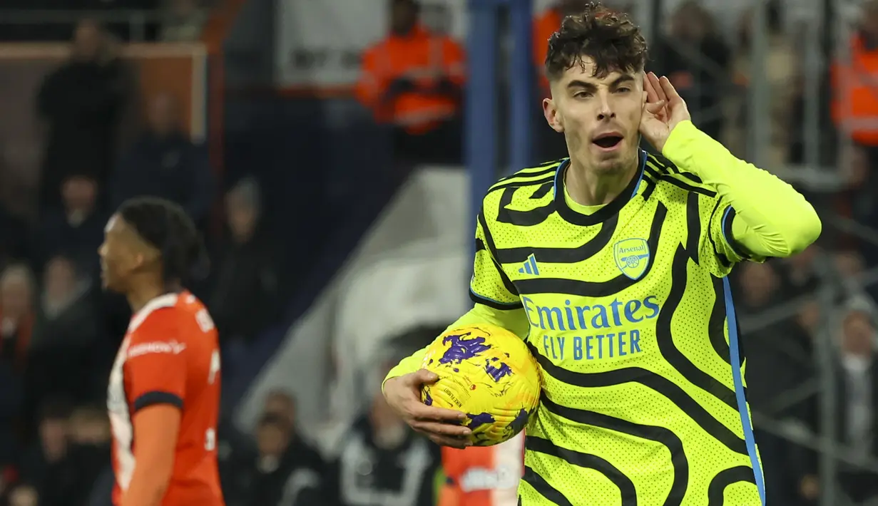 Selebrasi gelandang Arsenal, Kai Havertz setelah mencetak gol penyeimbang 3-3 ke gawang Luton Town pada laga lanjutan pekan ke-15 Liga Inggris 2023/2024 di Kenilworth Road, Luton, Rabu (6/12/2023) dini hari WIB. (AP Photo/Ian Walton)