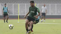 Pemain Timnas Indonesia U-23, Saddil Ramdani, mengirim umpan saat latihan di Stadion Madya, Jakarta, Rabu (13/3). Latihan ini merupakan persiapan jelang Kualifikasi Piala AFC U-23. (Bola.com/Vitalis Yogi Trisna)