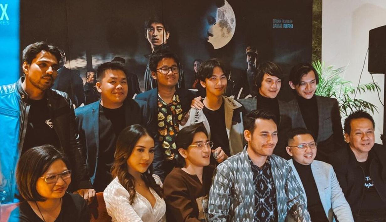 Baru satu tahun putus, namun Anya Geraldine dan Bio One tetap profesional demi film Rembulan Tenggelam di Wajahmu. Duduk berdekatan ketika konferensi pers, keduanya terlihat tak canggung. Hadiri gala premiere, Anya Geraldine cantik kenakan dress warna putih dan rambutnya ditata dengan gaya ikat tengah, sementara Bio One pakai baju setelan warna cokelat. (Liputan6.com/IG/@anyageraldine)