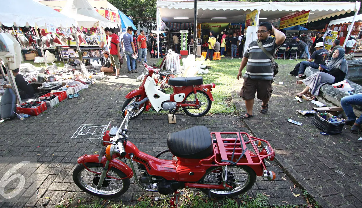Pengunjung berkeliling di sekitar event Otobursa Tumplek Blek 2016 di Jakarta, (28/5). Pameran otomotif outdoor terbesar di Asia Tenggara yang mengusung tema 'Otomotif Delight' tersebut berlangsung pada 28-29 Mei 2016. (Liputan6.com/Immanuel Antonius)