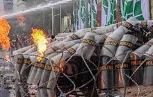 FOTO: Tolak UU TNI, Mahasiswa Lempar Bom Molotov ke Polisi
