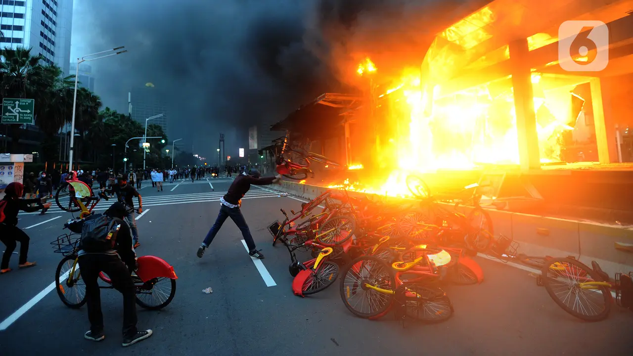 FOTO: Aksi Anarkis Massa Membakar Halte Transjakarta di Thamrin