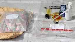 Barang bukti narkotika yang berhasil diamankan petugas Reserse Narkoba Polda MetroJaya, Jakarta, Kamis (15/6). Direktorat Reserse Narkoba Polda Metro menangkap anggota DPRD Tabanan Bali terkait narkoba. (Liputan6.com/Yoppy Renato)