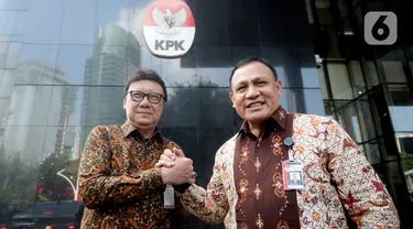 Menpan-RB Tjahjo Kumolo (kiri) dan Ketua KPK Firli Bahuri berjabat tangan usai melakukan pertemuan di Gedung KPK, Jakarta, Jumat (6/3/2020). Pertemuan membahas program Strategi Nasional Pencegahan Korupsi (Stranas PK) khususnya di Kemenpan-RB dan keseluruhan. (merdeka.com/Dwi Narwoko)