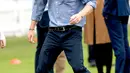 Nah ini wajah serius Pangeran Harry bermain sepak bola. (Mark Cuthbert/UK Press via Getty Images/USWeekly)