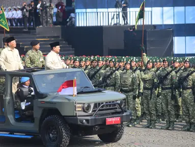 Presiden Prabowo Subianto didampingi Menteri Pertahanan Sjafrie Sjamsoeddin saat melaksanakan inspeksi pasukan dalam upacara HUT ke-80 TNI di kawasan Silang Monas, Jakarta, Minggu (5/10/2025). (merdeka.com/Arie Basuki)