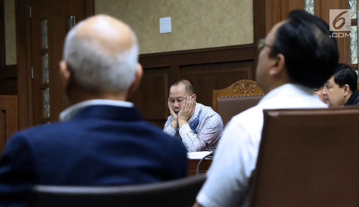 Terdakwa korupsi penerbitan SKL BLBI, Syafruddin Arsyad Temenggung (tengah) saat sidang di Pengadilan Tipikor, Jakarta, Kamis (12/7). Mantan Menko Perekonomian, Dorodjatun Kuntjoro-Jakti batal bersaksi di sidang kali ini. (Liputan6.com/Helmi Fithriansyah)