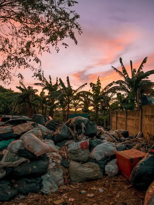 Andien membuat sekolah gratis di kampung pemulung tersebut sejak lama diimpikan. Ia selalu ingat pesan mamanya agar hidup bermanfaat untuk orang lain. Dan banyak belajar dari suami dan teman-temannya. [Instagram/andienaisyah]