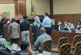 VP Crude and Gas Operation PT Pertamina International Shipping (PIS) periode 2021-2023, Haris Abdi Sembiring hadir menjadi saksi dalam lanjutan sidang dugaan korupsi tata kelola minyak mentah dan produk kilang PT Pertamina dengan terdakwa beneficial owner PT Navigator Khatulistiwa, Muhammad Kerry Adrianto Riza. (Liputan6.com/Muhammad Radityo Priyasmoro)