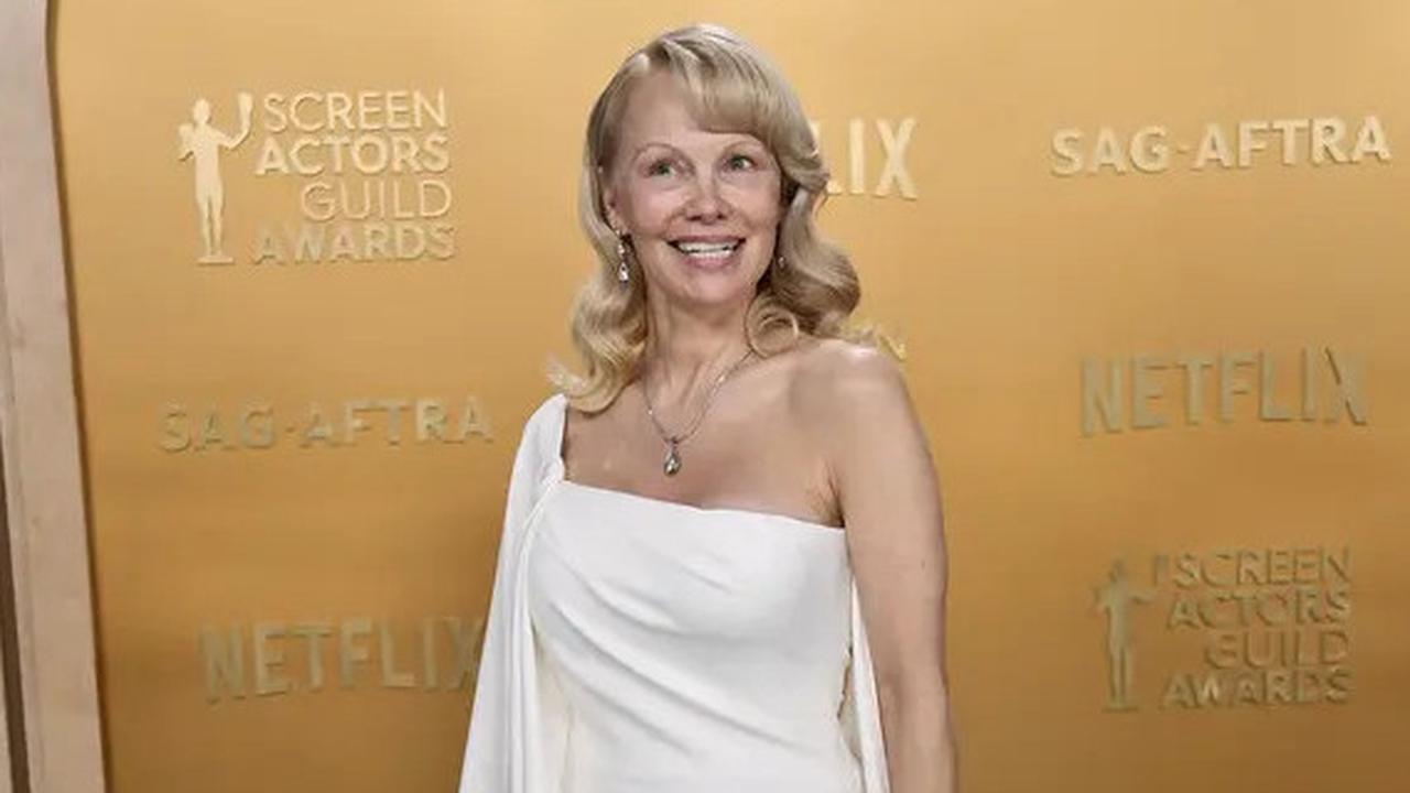 Pamela Anderson Curi Perhatian di SAG Awards 2025 dengan Tampilan 'No Makeup' yang Memukau