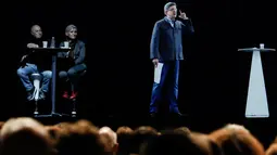 Tamu mendengarkan calon indepeden dari kelompok sayap kiri, Jean-Luc Melenchon, yang sedang berpidato untuk pilpres Prancis, dengan teknologi hologram 3D, di lokasi kampanye di Saint-Denis, dekat Paris, Minggu (5/2). (AP Photo/Kamil Zihnioglu)
