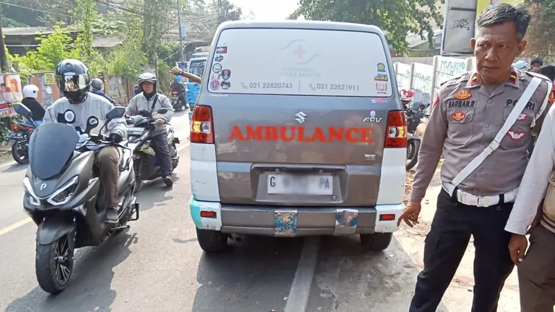 Anggota Polres Metro Depok melakukan cek TKP usai kecelakaan antara pengendara motor dengan ambulance RS Citra Arafiq, Jalan Raya Muchtar, Sawangan, Depok. (Foto: Istimewa)