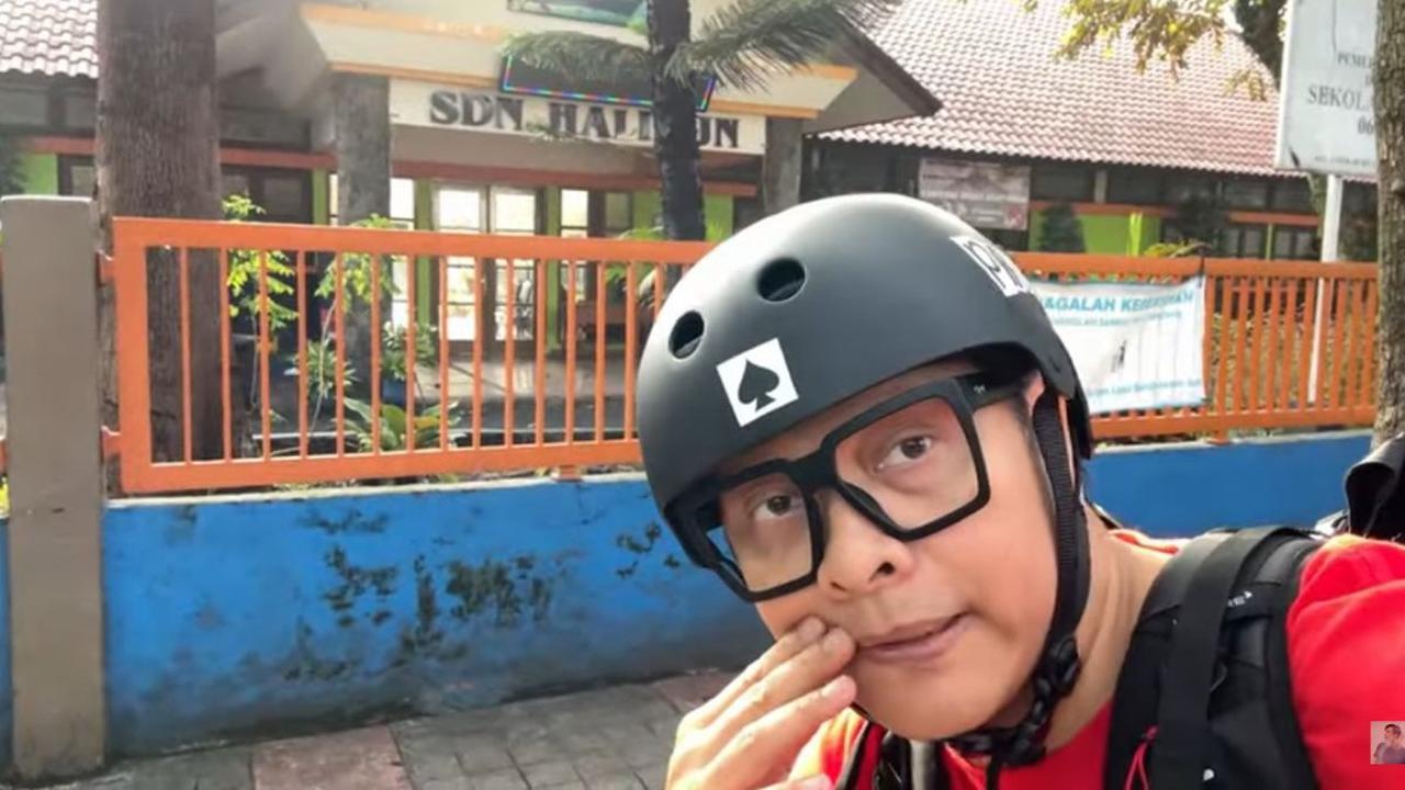 Armand pun berkesempatan berkunjung ke SD saat sekolah dulu.