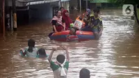 Warga dievakuasi menggunakan perahu karet dari salah satu gang di Kawasan Rawajati yang tergenang banjir, Jakarta, Rabu Rabu (1/1/2020). Hujan yang mengguyur Jakarta sejak Selasa sore (31/12/2019) mengakibatkan banjir di sejumlah titik di Jakarta. (Liputan6.com/Helmi Fithriansyah)