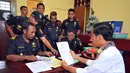Presiden Joko Widodo menyempatkan melihat-lihat dokumen di kantor Bea Cukai NTT saat mengunjungi Pos Perbatasan Indonesia - Timor Leste, NTT, Sabtu (20/12/2014). (Rumgapres/Agus Suparto)
