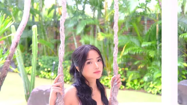 Pesona Fuji Utami Putri Bak Barbie Hidup dengan Pinkish Makeup yang Fresh dan Feminin Saat Liburan di Bali