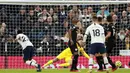 Pemain Tottenham Hotspur, Steven Bergwijn, mencetak gol ke gawang Manchester City pada laga Premier League di Stadion Tottenham Hotspur, Minggu (2/2/2020). Tottenham menang 2-0 atas Manchester City. (AP/Ian Walton)