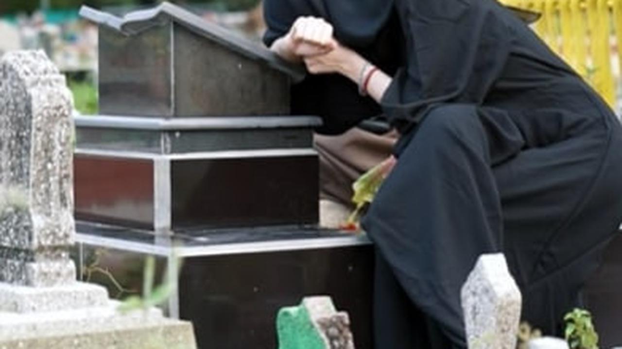Tak Dapat Menahan Nangis di Depan Makam Sang Ayah