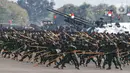 Atraksi bela diri prajurit TNI pada perayaan HUT ke-74 TNI di Taxy Way Echo Lanud Halim Perdanakusuma, Jakarta Timur, Sabtu (5/10/2019). HUT ke-74 TNI dihadiri oleh Presiden Joko Widodo atau Jokowi yang bertindak sebagai insprektur upacara. (Liputan6.com/JohanTallo)