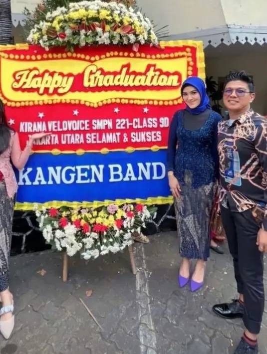 Mantan pasangan seleb Andhika Mahesa dan Bunga Niari terlihat kompak hadiri wisuda anak mereka Kirana. Andhika dengan kemeja batik, sementara Bunga dengan kebaya brokat. [Foto: IG/kiranavelovoice].